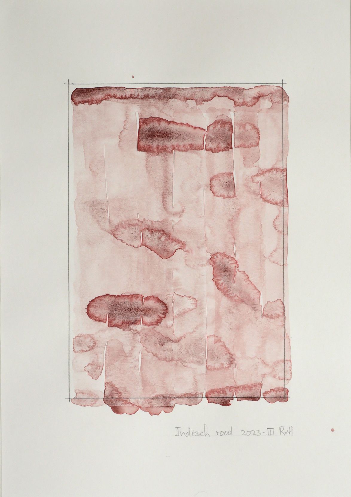 Een abstract aquarel schilderij met gelaagde, gestructureerde vlekken roodbruin pigment op wit papier, onderaan gesigneerd.
