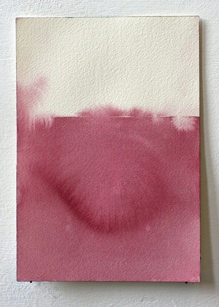 Een abstract aquarel schilderij met een horizontale lijn die een gestructureerde, lichtgekleurde bovenhelft scheidt van een effen, dieprode onderhelft.