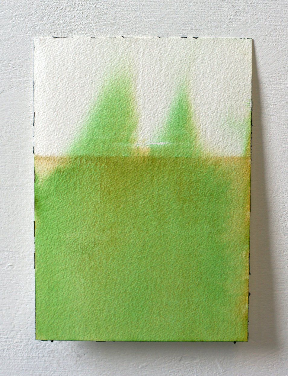 Een abstract aquarel schilderij met een effen groene onderste helft en twee wazige, groene driehoekige vormen op een witte bovenkant.