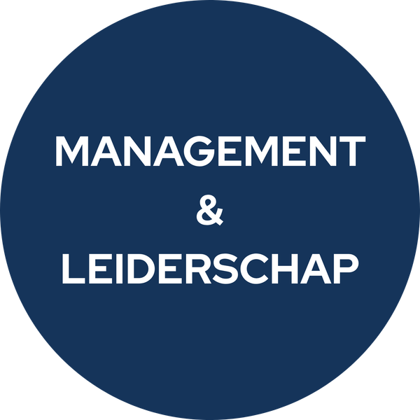 Blauwe cirkel met witte tekst: “MANAGEMENT & LEIDERSCHAP”