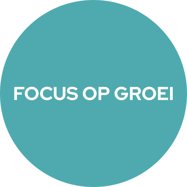 Turquoise cirkel met witte tekst: “FOCUS OP GROEI”