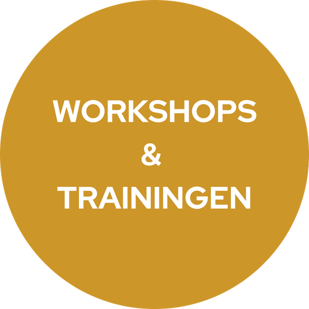 Gouden cirkel met witte tekst: “WORKSHOPS & TRAININGEN”