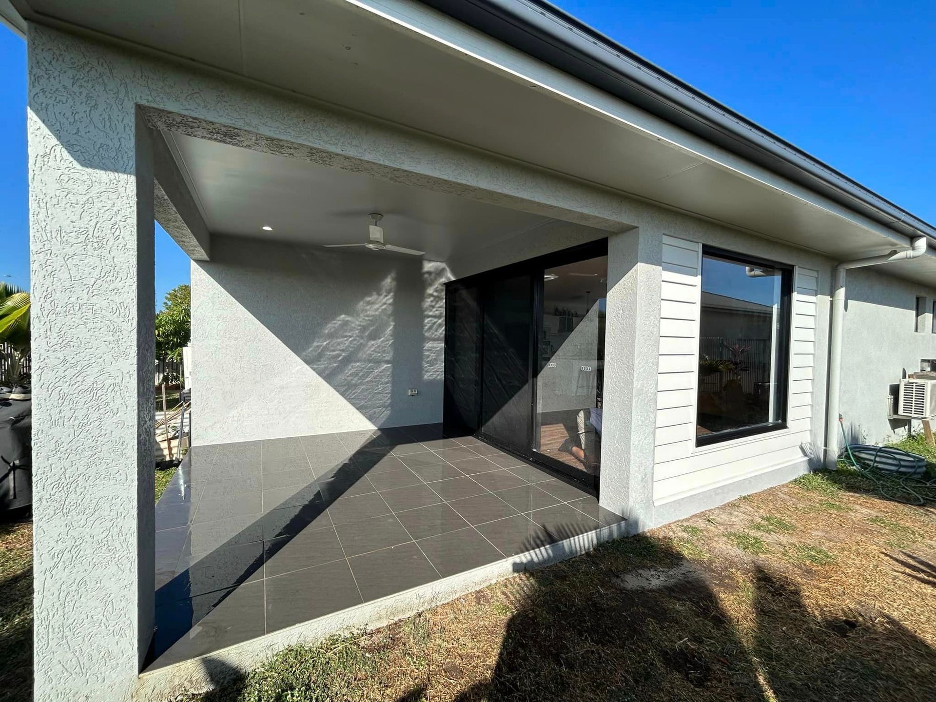 White House With a White Fence in Front of It — Ironbark Built Townsville in Currajong, QLD