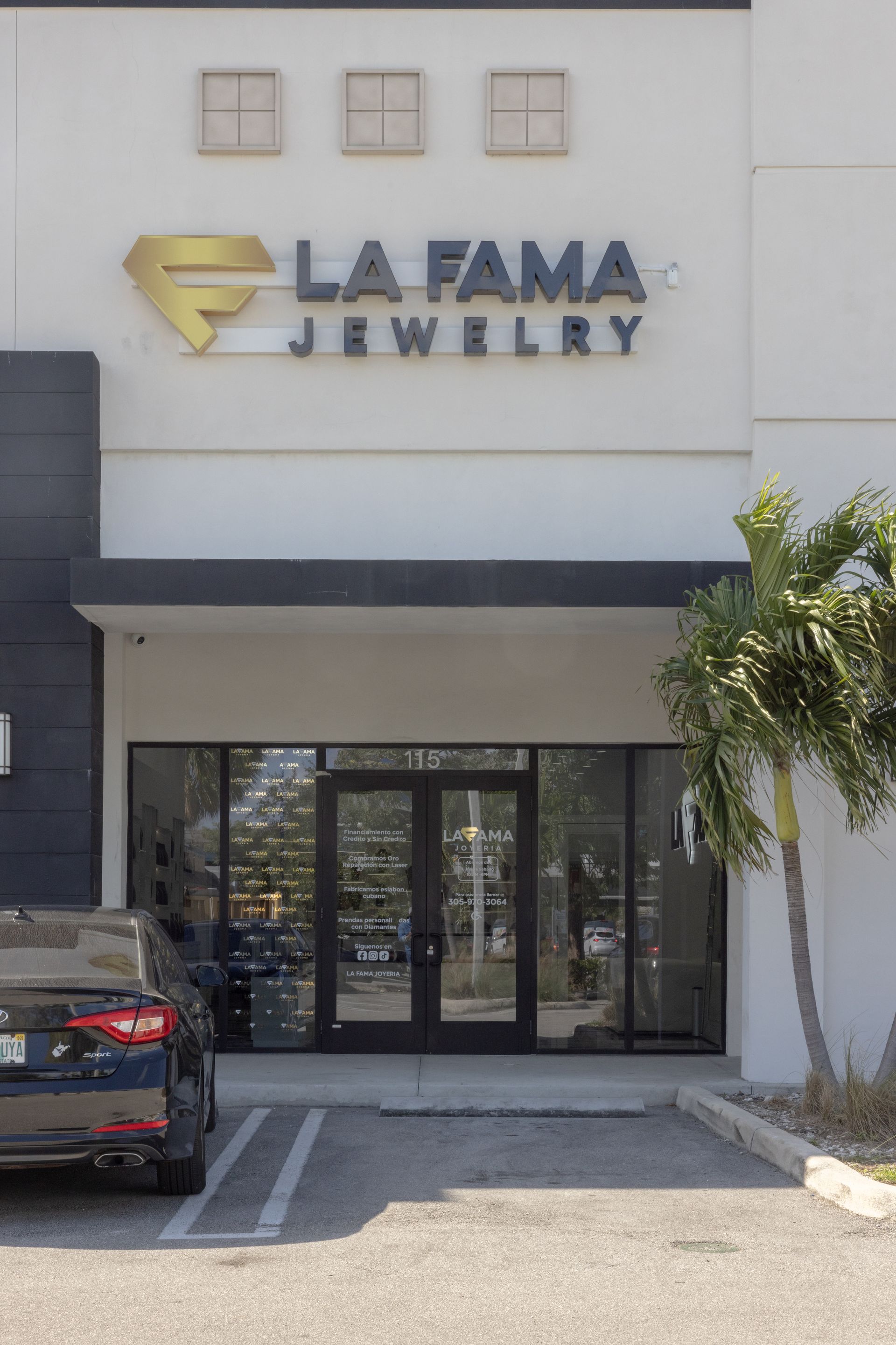 Un coche está aparcado delante de una joyería La Fame.
