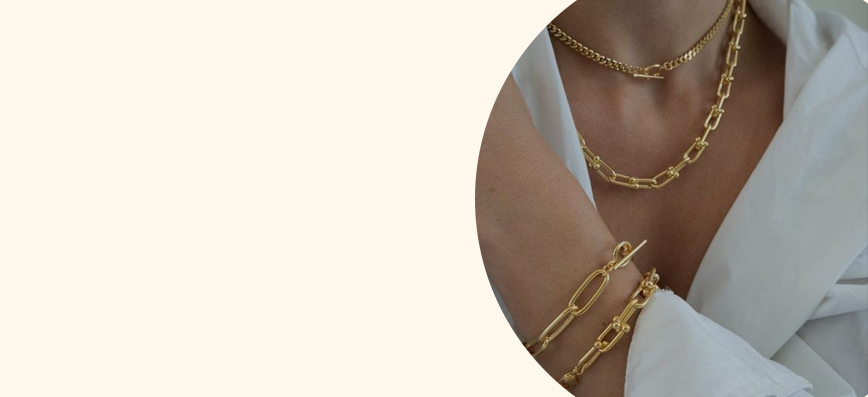 Una mujer que lleva un collar y una pulsera de cadena de oro.