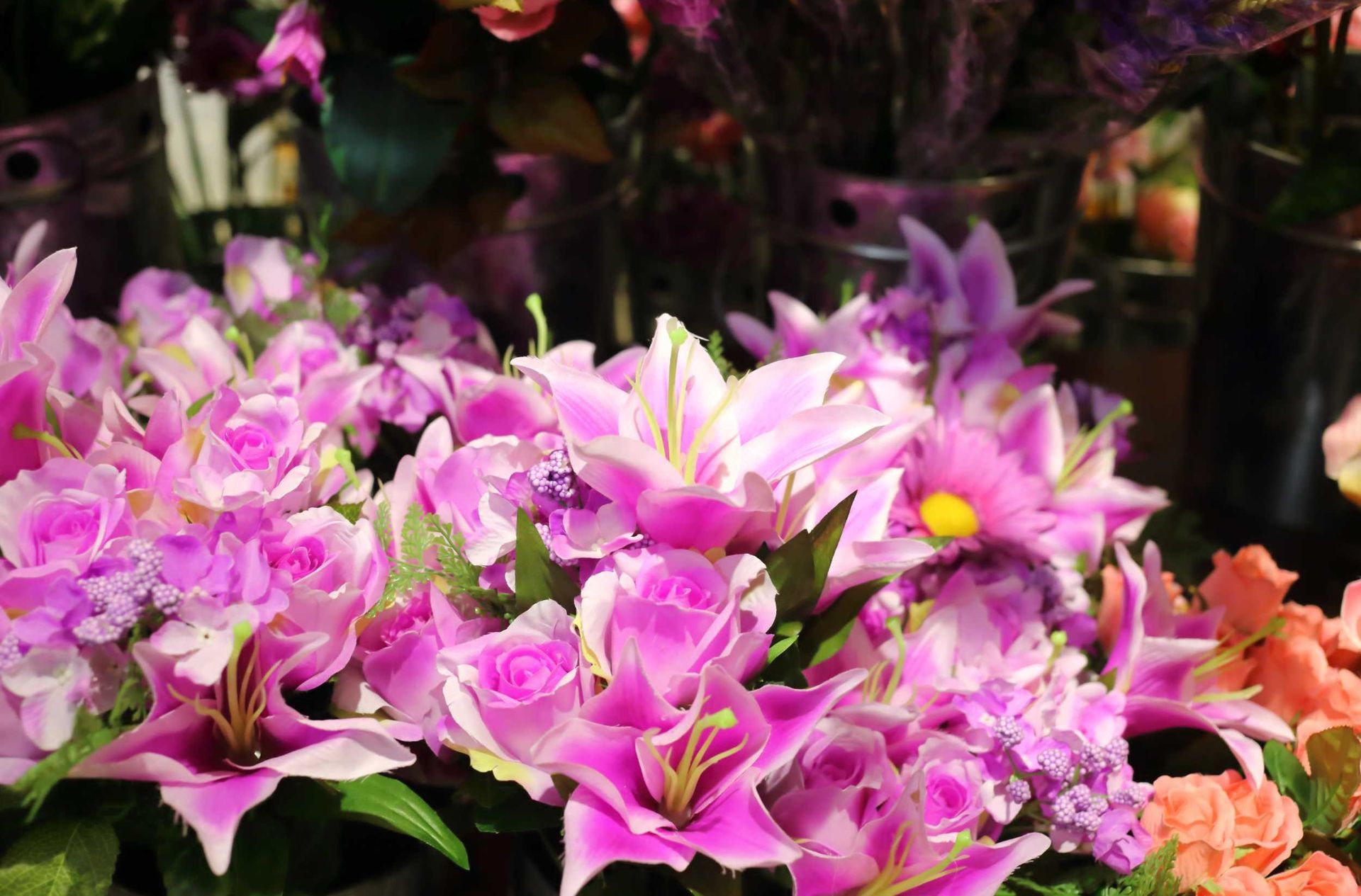Discover why silk flowers are a better choice than fresh blooms for weddings and
events.