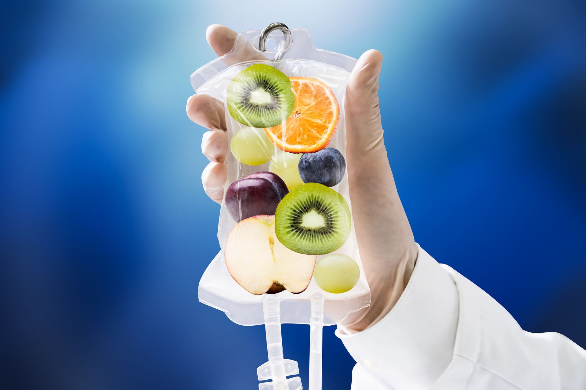 A person is holding a bag of fruit in their hand.
