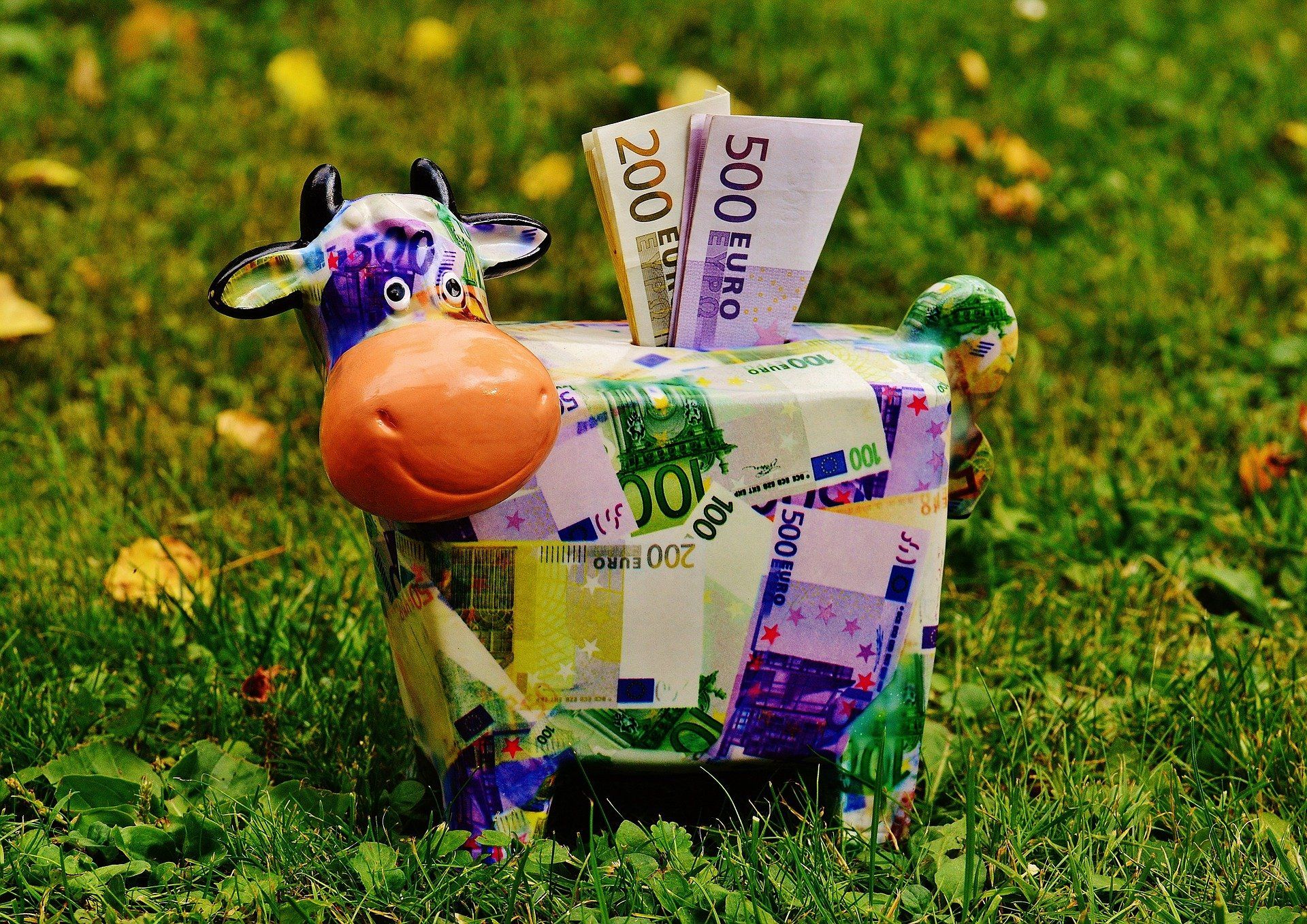 Foto Gründer auf dem Weg zur Bank