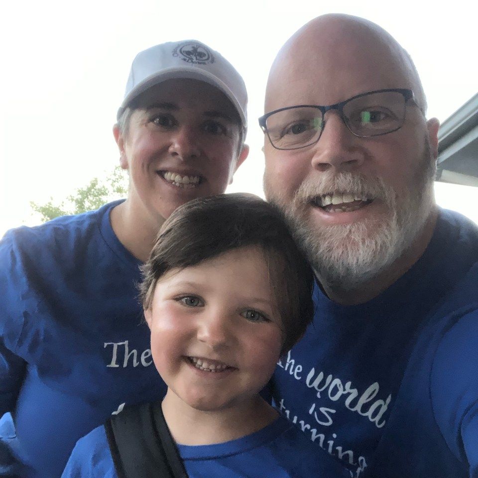 Frankie and her parents, Beth and Jason, all in blue T1D shirts