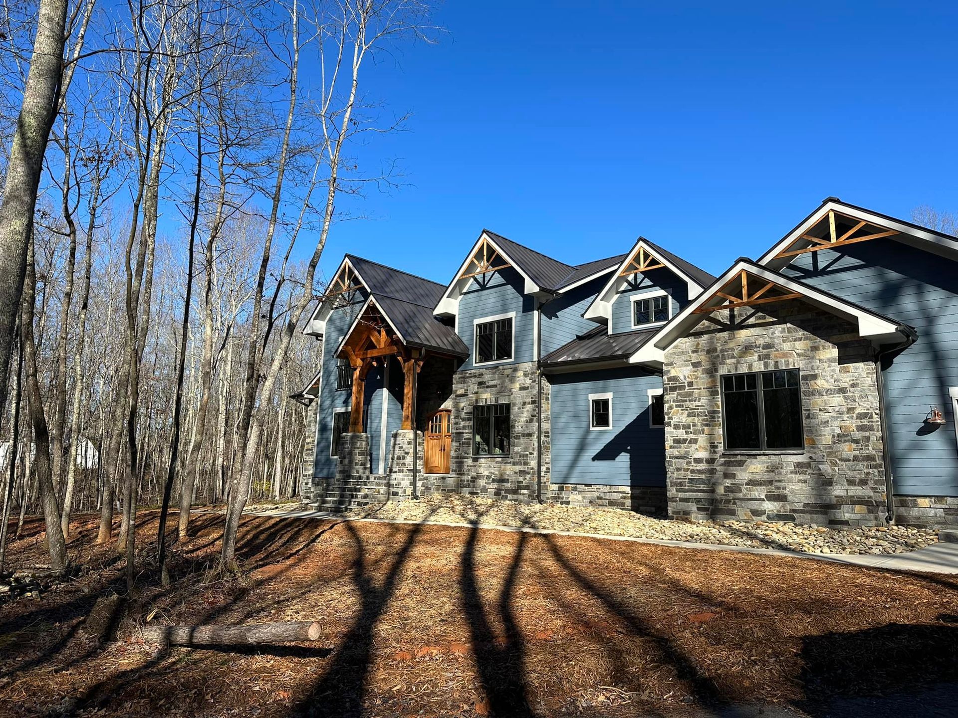 A large house is sitting in the middle of a forest.
