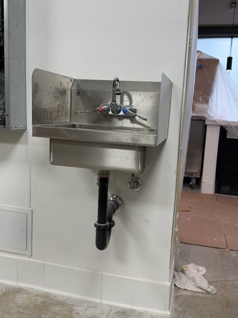 who fixes leaking pipes near me
