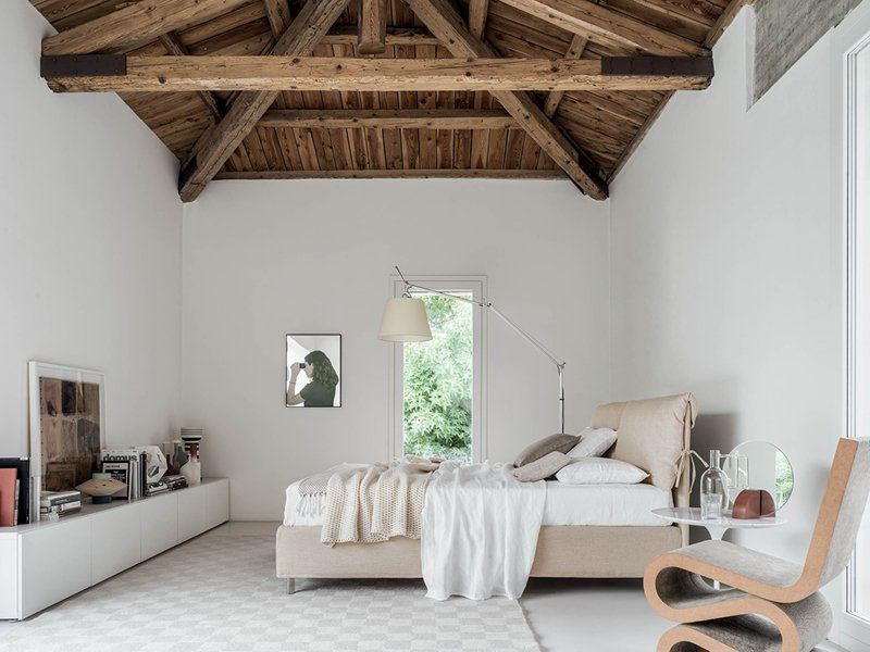 Camera con soffitto in legno