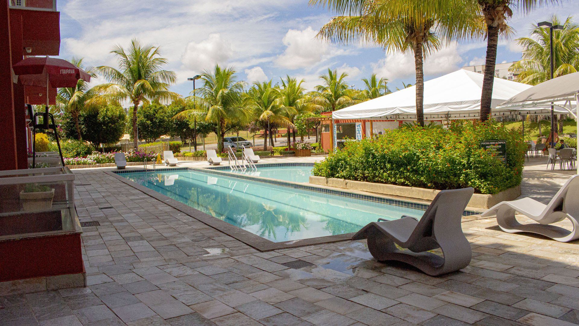 Piscina do hotel
