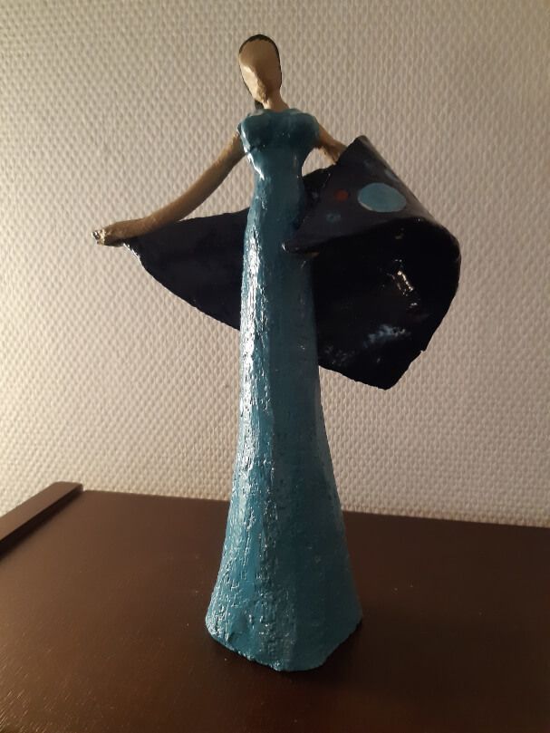 Lady met Manton - Keramiek Beeld