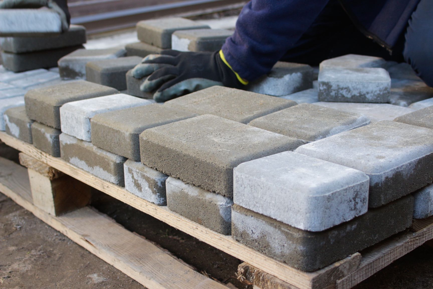 defocus paver master man lays paving