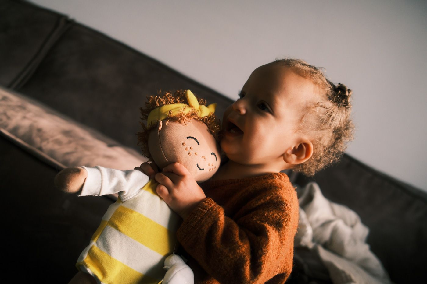 Micha en Norah moeder dochter fotoshoot baby door Sofia Dobrusskin