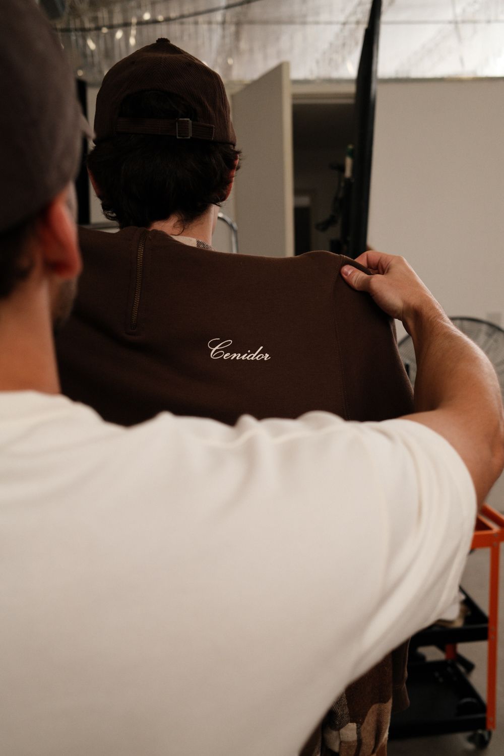 Backstage fotografie tijdens de fashion show van een mannen kleding merk door Sofia Dobrusskin