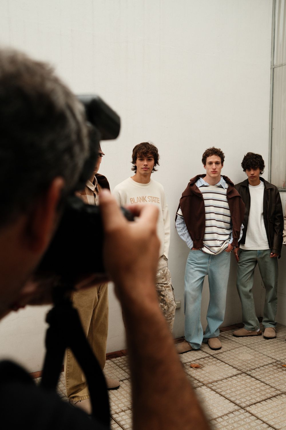 Backstage fotografie tijdens de fashion show van een mannen kleding merk door Sofia Dobrusskin