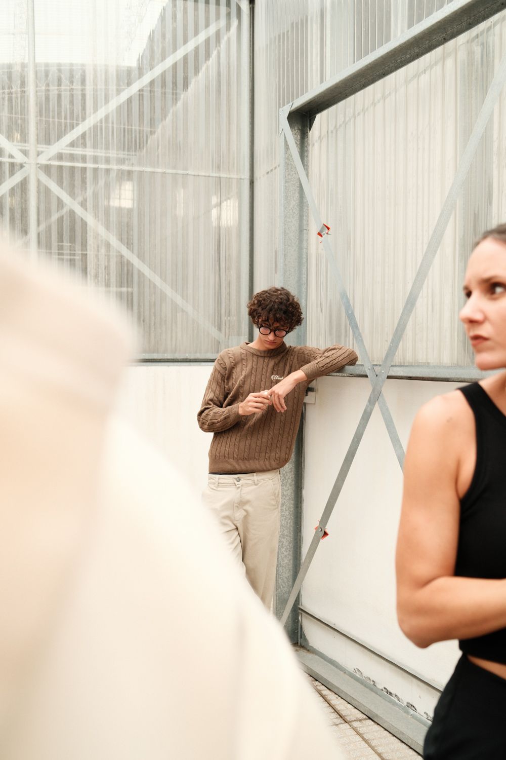 Backstage fotografie tijdens de fashion show van een mannen kleding merk door Sofia Dobrusskin