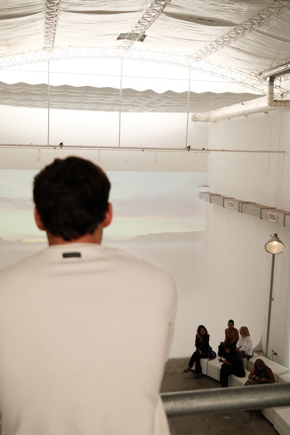 Backstage fotografie tijdens de fashion show van een mannen kleding merk door Sofia Dobrusskin