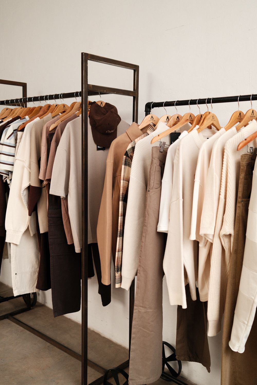 Backstage fotografie tijdens de fashion show van een mannen kleding merk door Sofia Dobrusskin