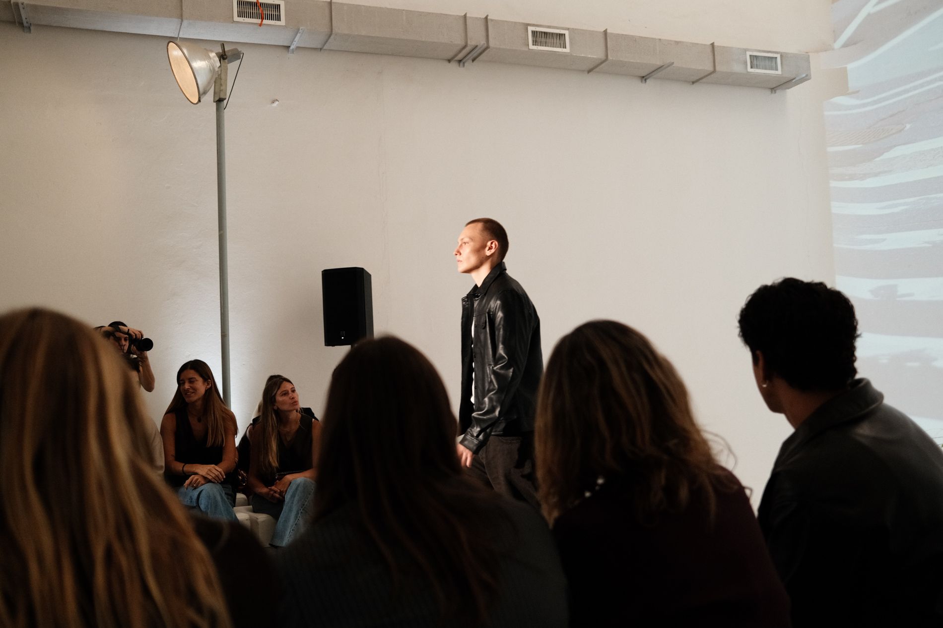 Backstage fotografie tijdens de fashion show van een mannen kleding merk door Sofia Dobrusskin