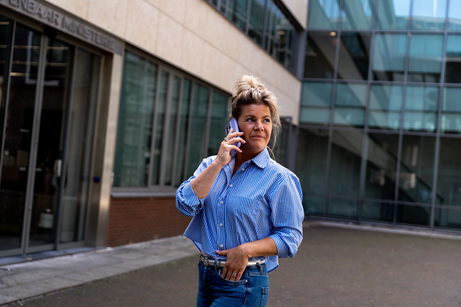 personal branding foto van een vrouw die aan het bellen is