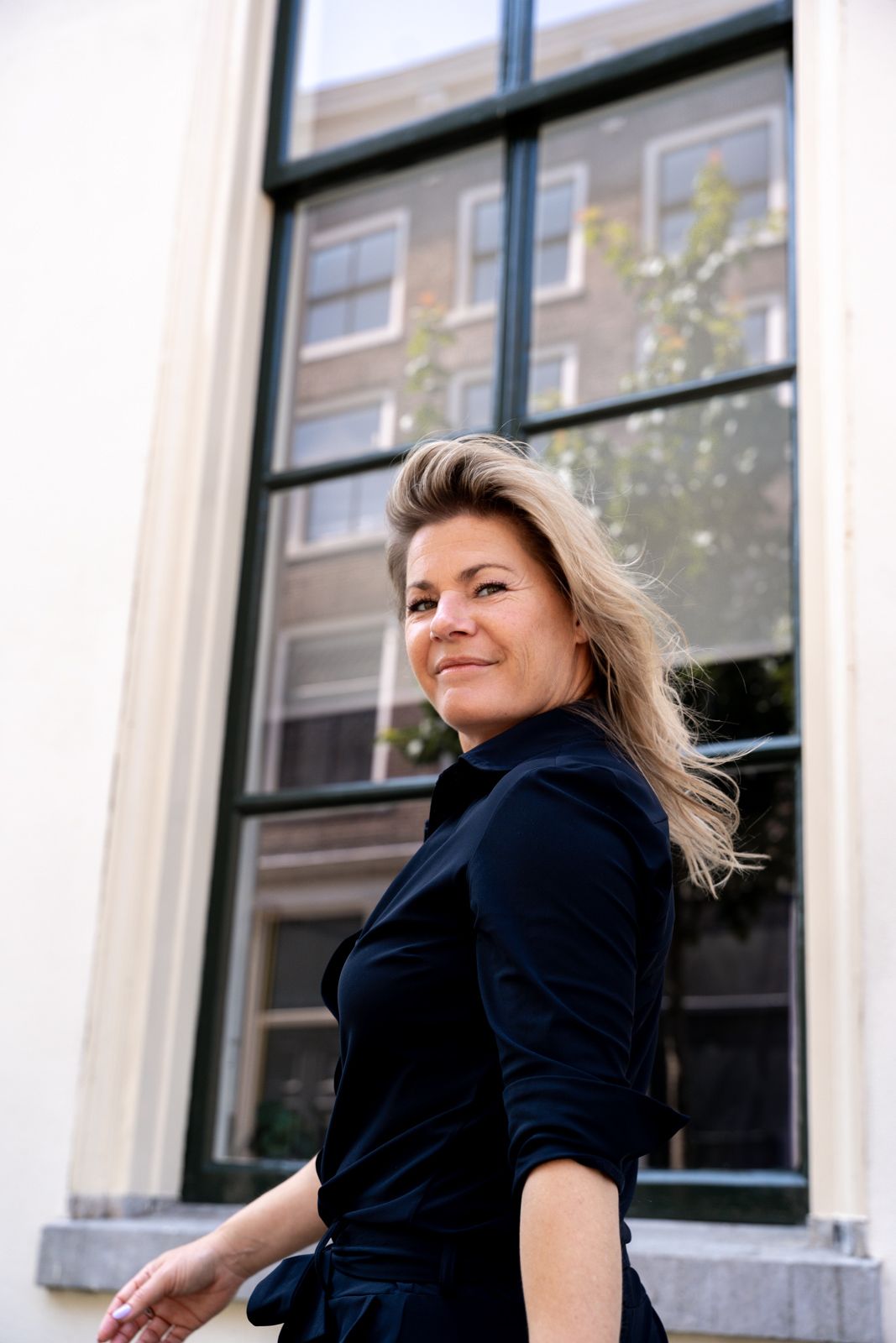 branding foto van vrouw in donkerblauwe outfit op pagina over uitleg wat personal branding fotografie is