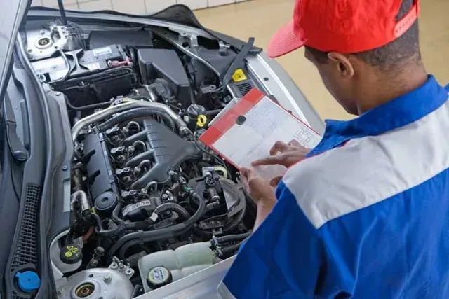 Técnico usando un escáner de diagnóstico en el puerto OBD