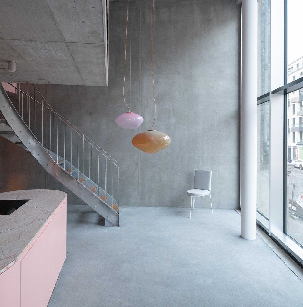 Ein Raum mit einer Treppe und einem Stuhl darin