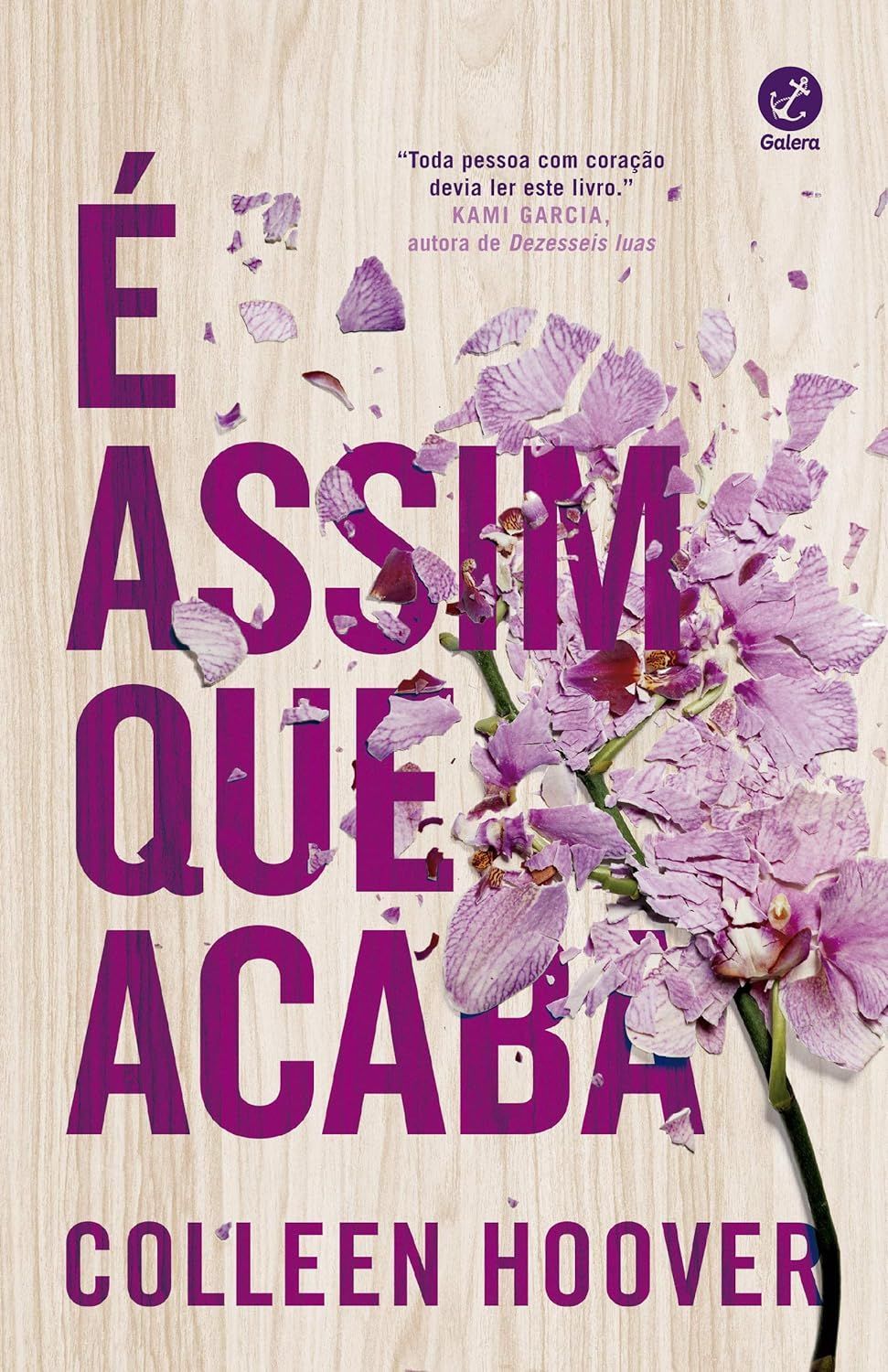 Um livro de Colleen Hoover tem uma flor roxa na capa.