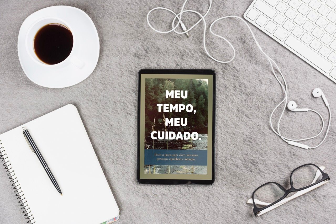 Livro Digital Desk with coffee, notebook, e-reader displaying