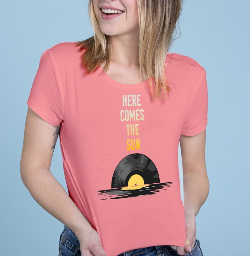 Uma mulher vestindo uma camiseta rosa que diz