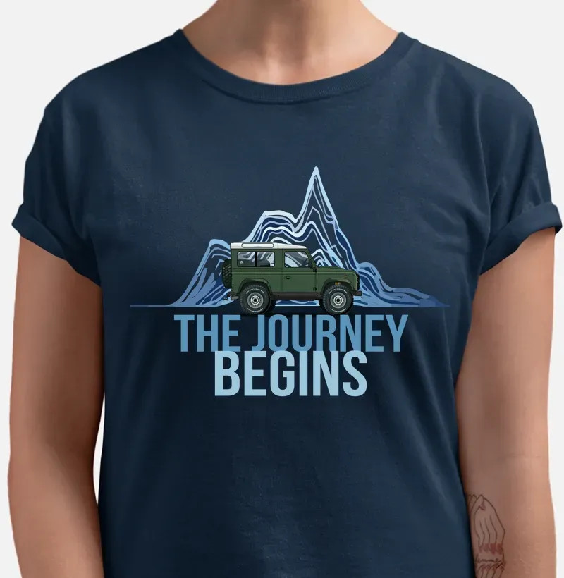 Uma mulher está vestindo uma camiseta que diz a jornada começa