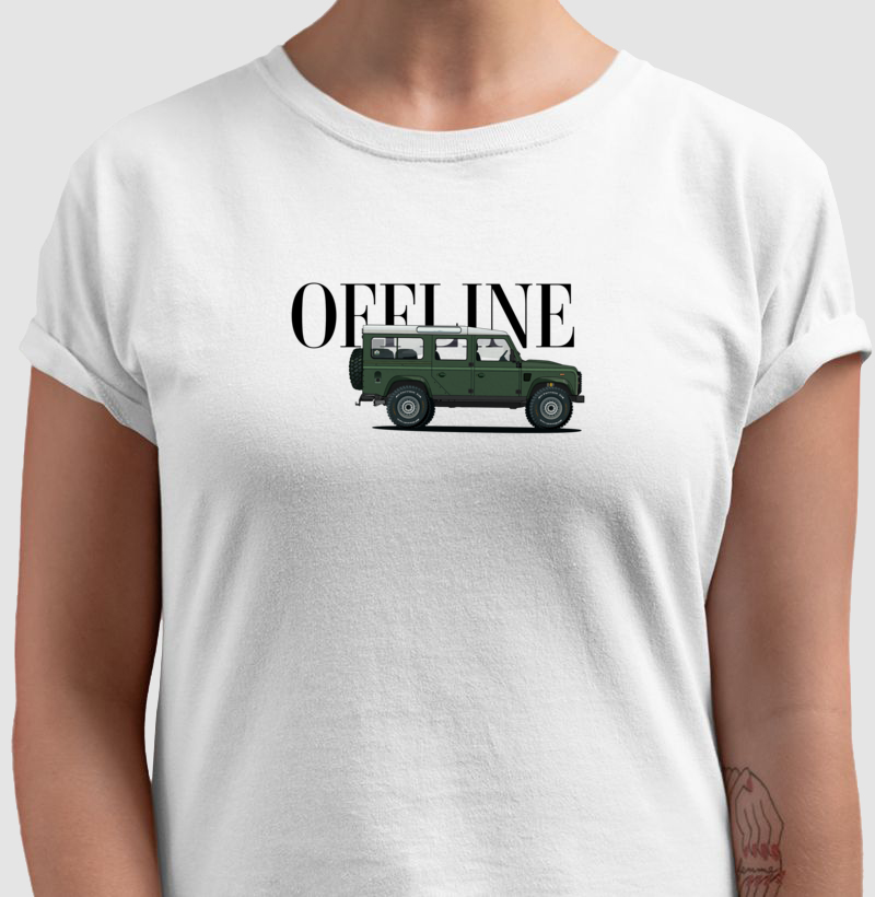 Uma mulher está vestindo uma camiseta branca que diz offline