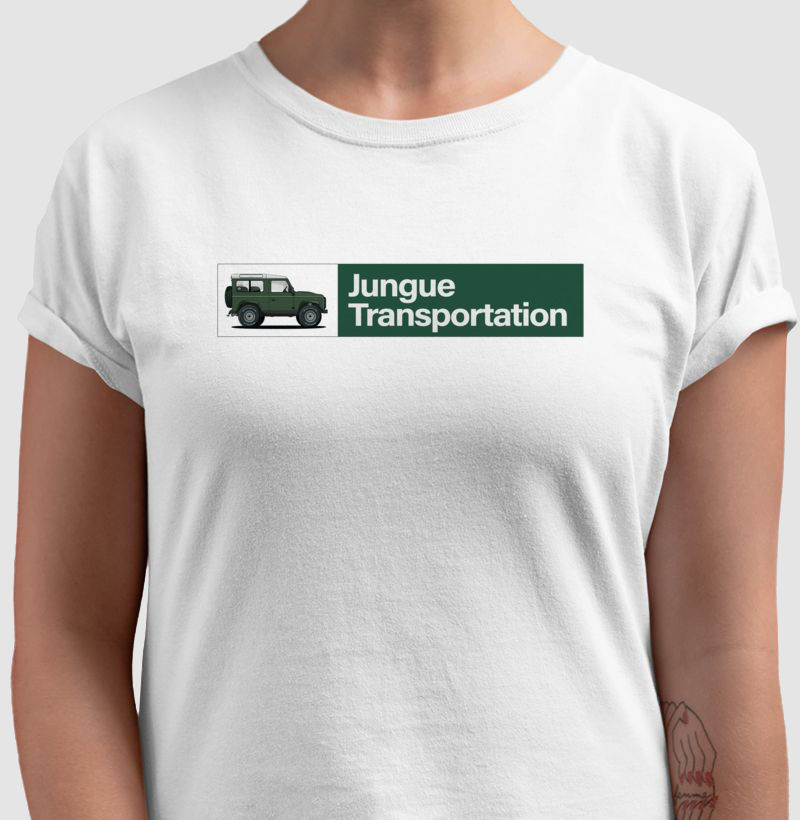 Uma mulher vestindo uma camiseta branca que diz transporte florestal