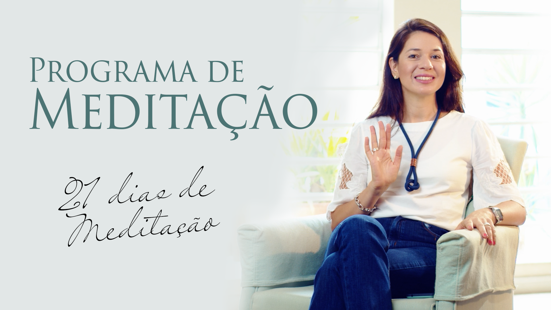 Uma mulher está sentada em uma cadeira com a mão levantada em frente a uma placa que diz programa de meditação