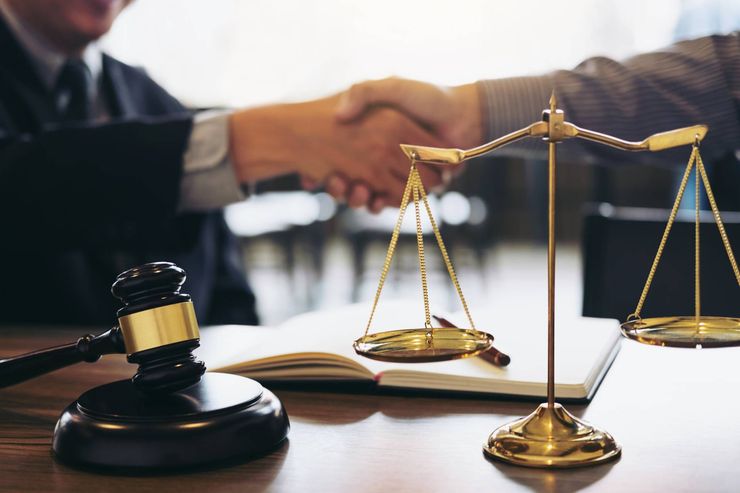 avvocato durante una consulenza in materia di infortunistica