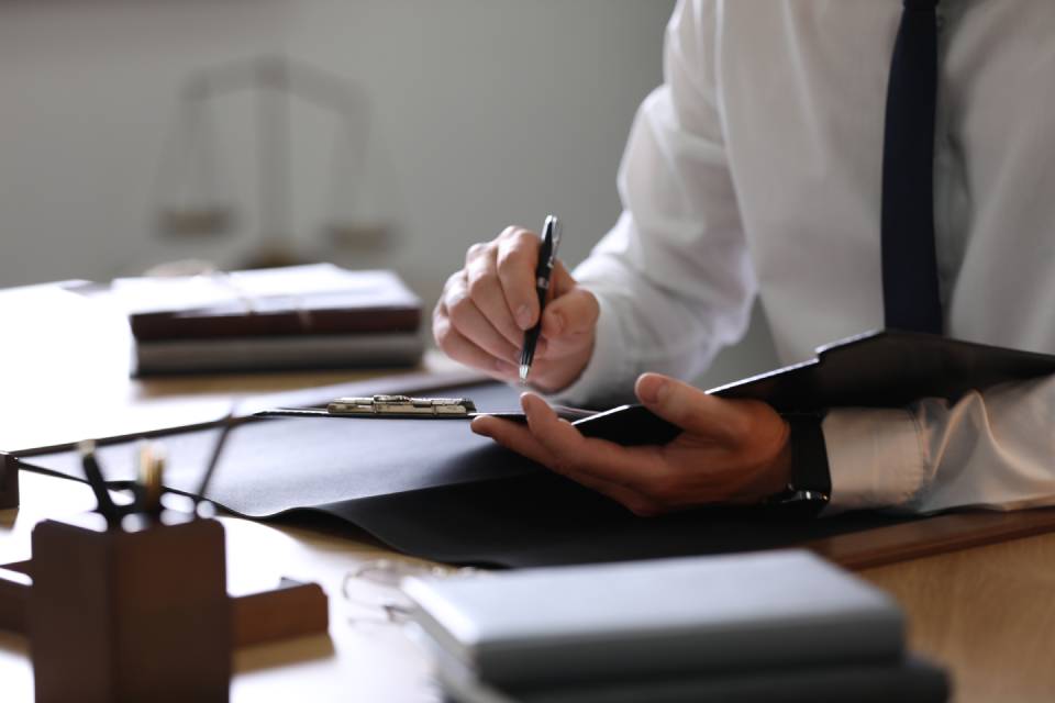 avvocato durante una consulenza in materia di infortunistica