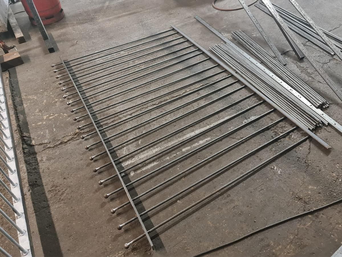 Nottingham Metalworks ball top railings attached to horizontal bars