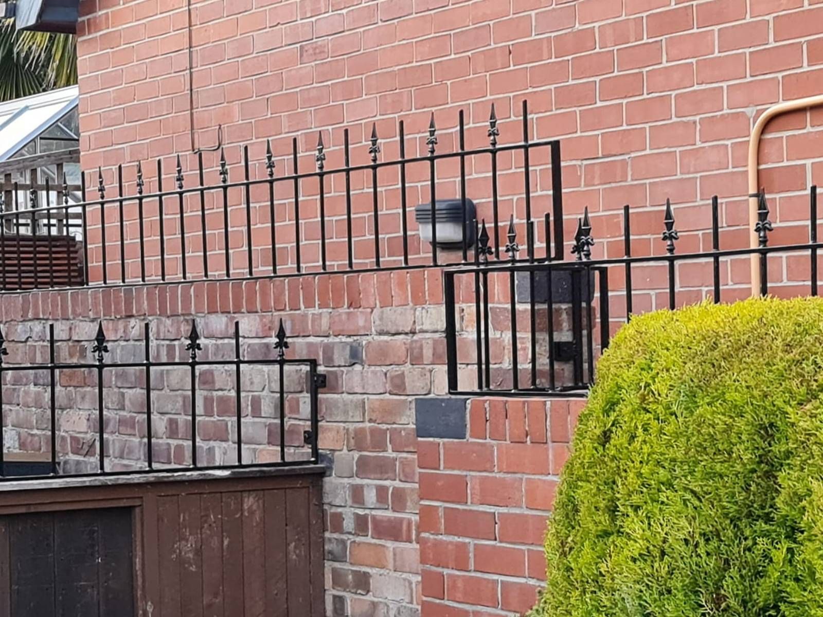 Nottingham Metalworks spiked garden wall railings fitted onto a stepped wall and gate top in Nottingham