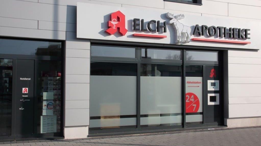 Ein Gebäude mit einem Schild mit der Aufschrift „Eich Apotheke“