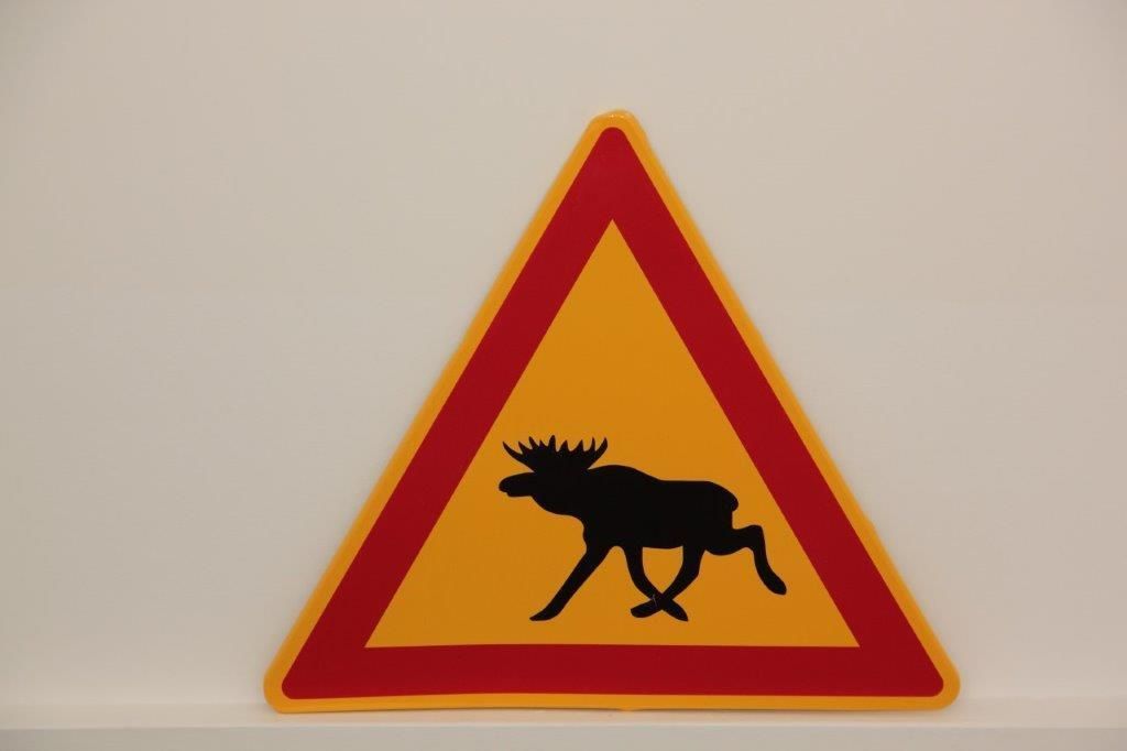 Ein gelb-rotes Schild mit einem Elch darauf