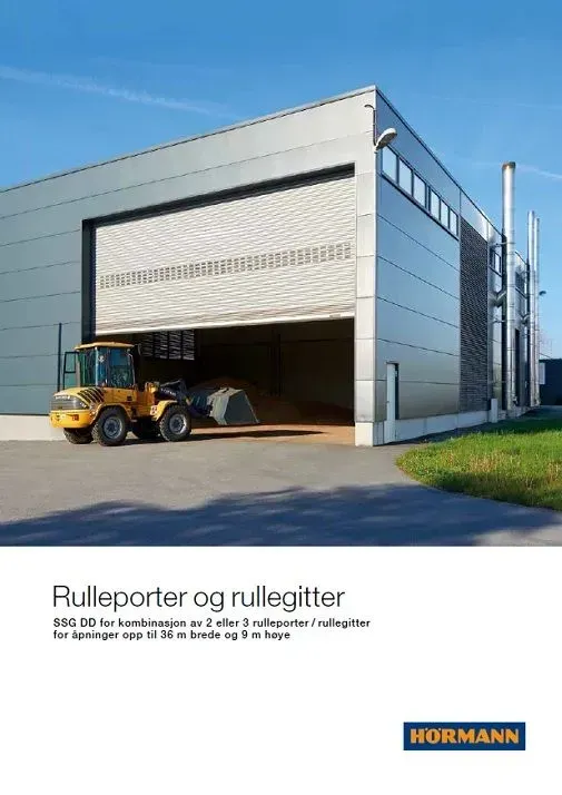Gaffeltrucklossing i en moderne industribygning med en stor åpen garasjeport