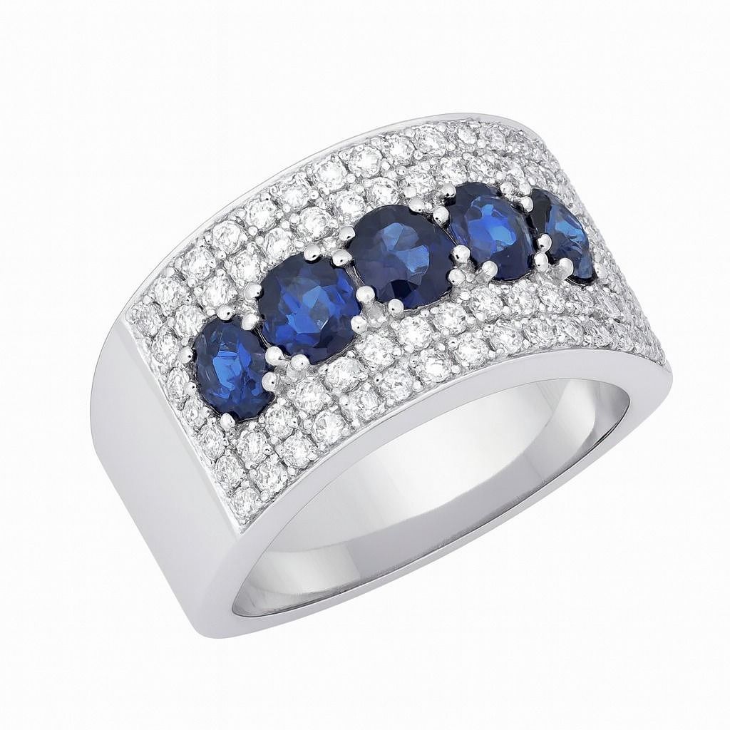 Anello in argento con cinque gemme blu incastonate in una fascia di diamanti pavé.