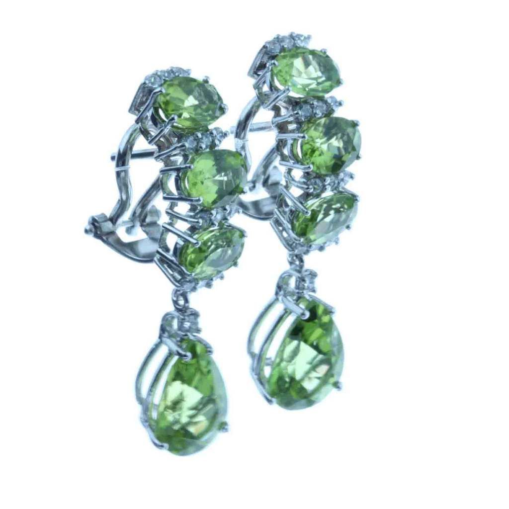 Orecchini pendenti con gemma verde e montatura in argento.