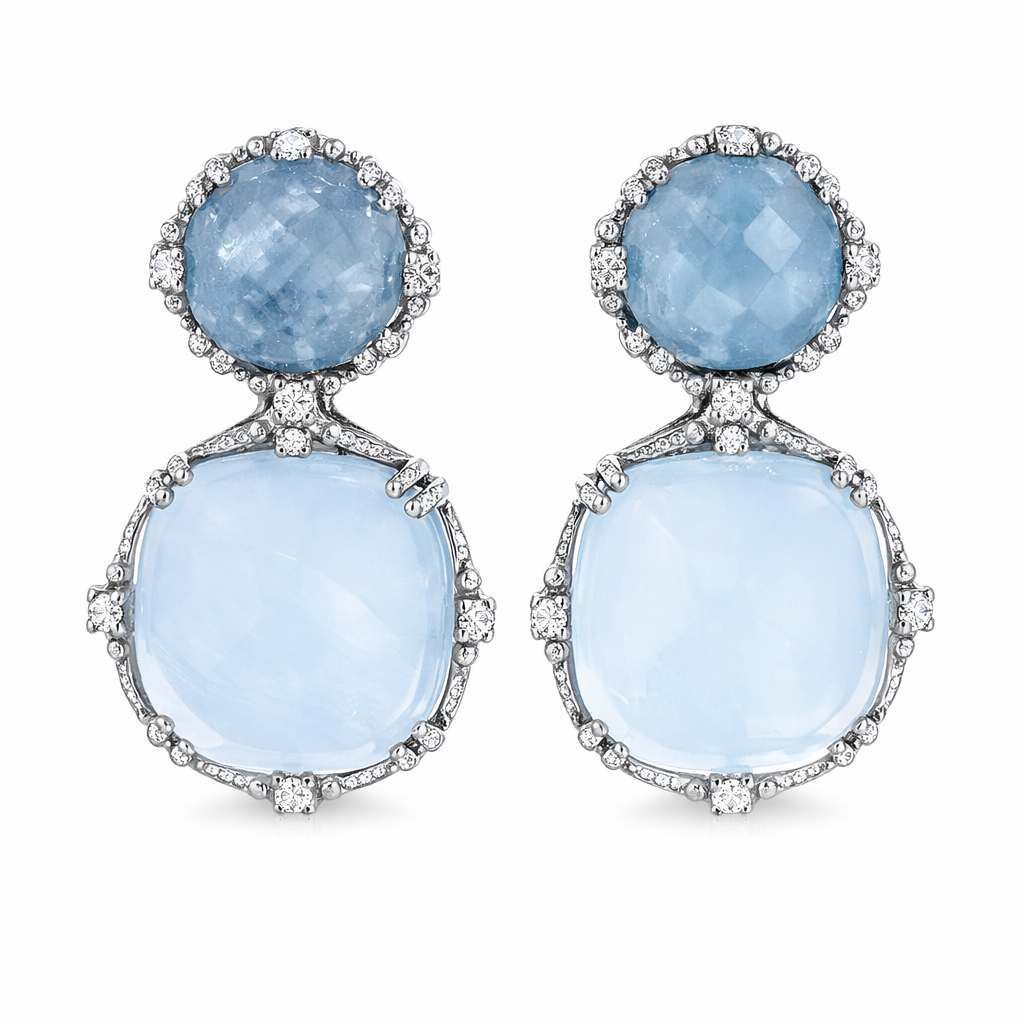 Coppia di orecchini pendenti con pietre preziose blu e montatura in argento.