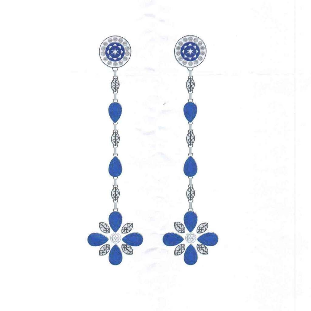 Orecchini pendenti floreali blu con dettagli argentati su sfondo bianco