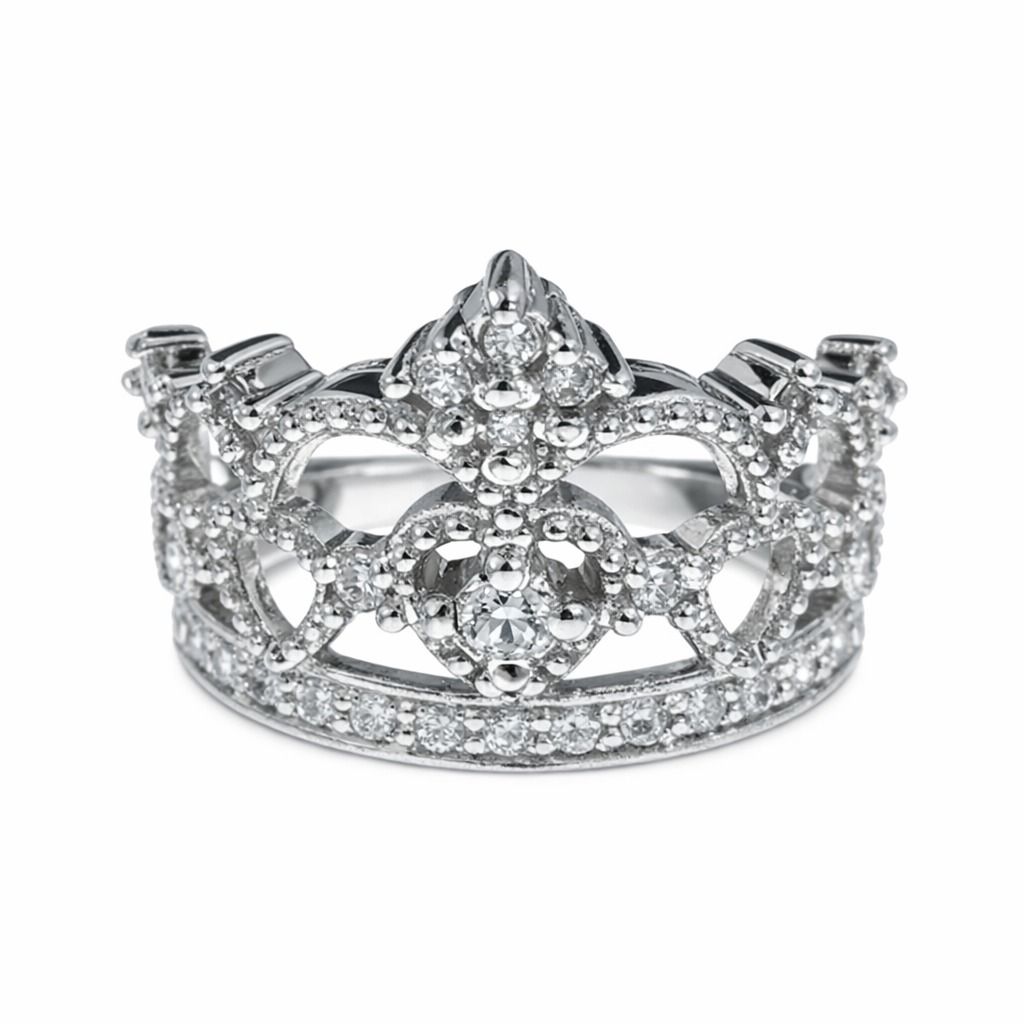 Corona d'argento tempestata di gioielli, con elaborati intarsi in filigrana e pietre preziose trasparenti su sfondo bianco.