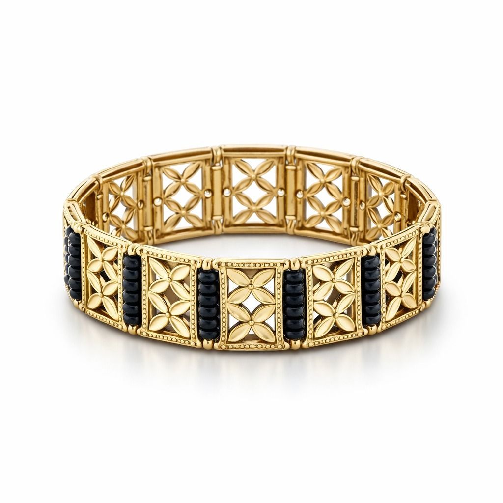 Bracciale rigido in oro con pannelli intarsiati neri e motivo a reticolo in filigrana.